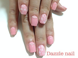 やわらかいピンクに白のマーブルがすごく女性的な印象のジェルネイル