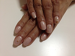 パールベージュにネックレスのようなデザインが大人イメージ