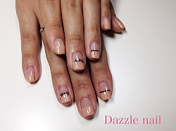 ヌードベージュのハーフフレンチがこなれ感なジェルネイル