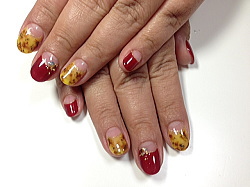 べっ甲ネイルとボルドーを組み合わせて大人ネイル