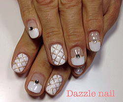 白のキルティングネイル