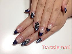 ネイビーのクロコダイルネイルに渋めのパーツがかっこいい