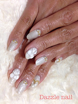 シルバーベースに立体リボンを爪いっぱいに