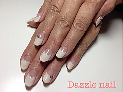 アイボリーの逆フレンチジェルネイル