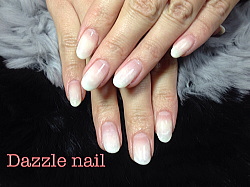 ホワイトグラデーションが女性らしい艶やかネイル