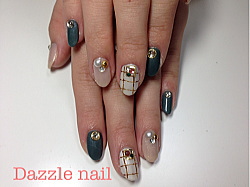 グリーンと手描き風チェックがマッチしたデザイン