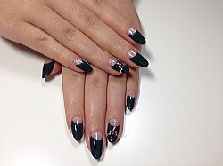 深い緑を使った逆フレンチネイル