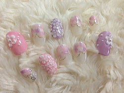 ピンクとパープルのフェミニンなブライダルネイルチップ