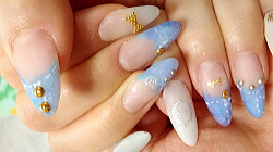 デニムネイルにバービーを合わせた女の子評価高なジェルネイル