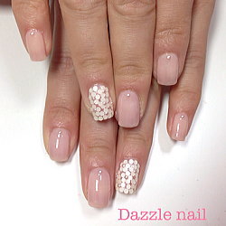 ヌーディカラーのジェルネイル