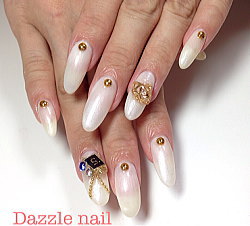 パールホワイトのジェルネイル