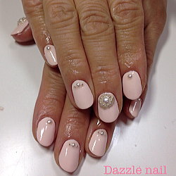 ベージュピンクのジェルネイル