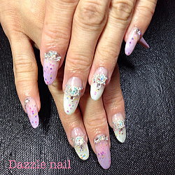 パープルと白の華やかネイル