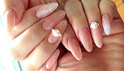 ベージュのネイル