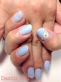 サックスブルーのジェルネイル