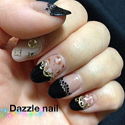 秋ネイルベージュと黒のフレンチ