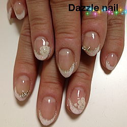 白にピンクラメをのせたフレンチネイル