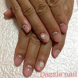 ラメ入りのアプリコットカラーのジェルネイル