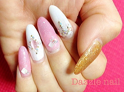 ラメ入りピンクと白のジェルネイル