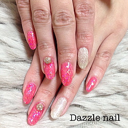 濃い色ピンクとシルバーラメのジェルネイル