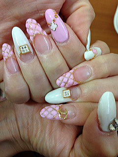 白とピンクで明るいイメージのジェルネイル