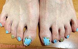 ぱっと目をひくブルーとちょっと変わったゴールドのラメのフットネイル