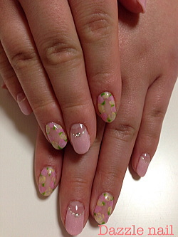 クリアを基調にした黄色とピンクのバラ柄ネイル