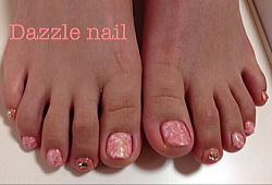 オレンジピンクのフットジェルネイル