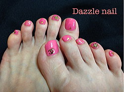 艶やかピンクがかわいいフットジェルネイル