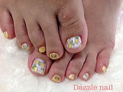 レモンモチーフのフットジェルネイル