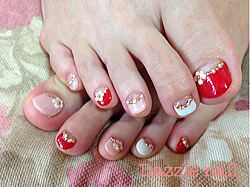 ホワイト、ピンク、赤のフレンチフットネイル
