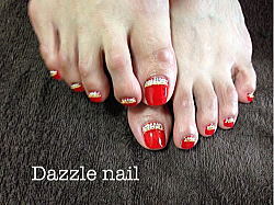 ゴージャスな赤のフットネイル