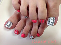 蛍光カラーとストライプがポップなフットジェルネイル