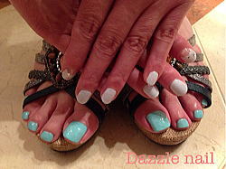 あざやかなグリーンのフットと白のジェルネイル