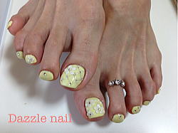 黄色ベースの大人キュートなフットネイル