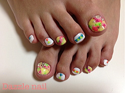 蛍光カラーを使ったタイダイが夏らしいフットジェルネイル