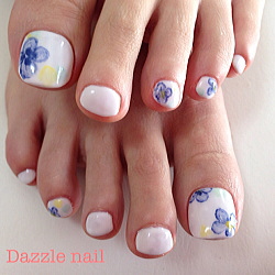 白にほんのりピンクをたして柔らかいベースカラーに