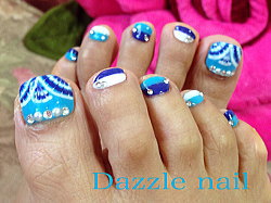 鮮やかなブルーがパッと目をひくフットネイル