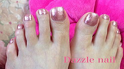 ピンクゴールドのフットネイルト