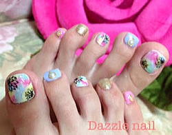 ピンクとブルー、ゴールドのフットネイル