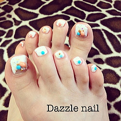 白を基調にしたフットネイル