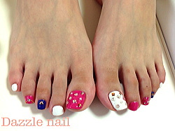 2014年秋のフットネイル　鮮やかなピンク、ブルー、白を使ったフットネイル