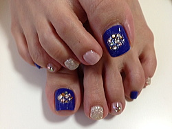 コバルトブルーをメインにピンクとシルバーを合わせるとぐっと女性らしい雰囲気に・・・