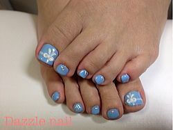 サックスブルーのプレゼントネイル